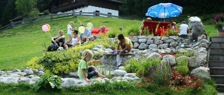 Wasserlauf mit Kinder