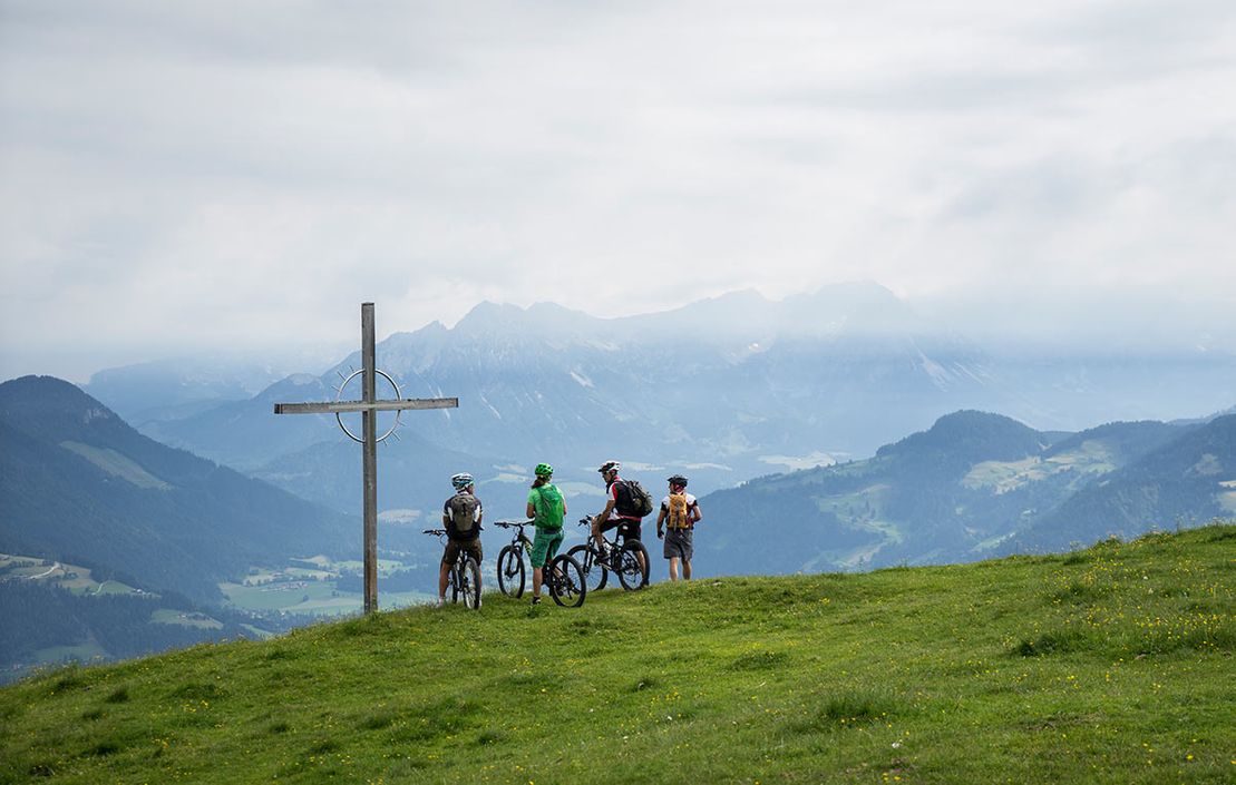 Mountainbiker am Gipfelkreuz