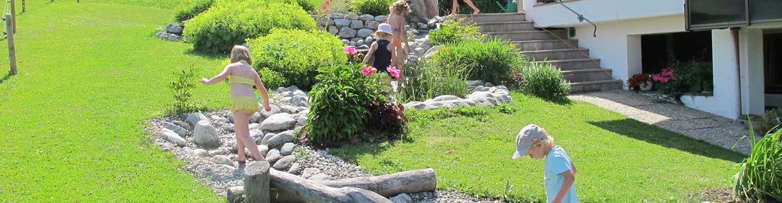 Wasserlauf und Kinder